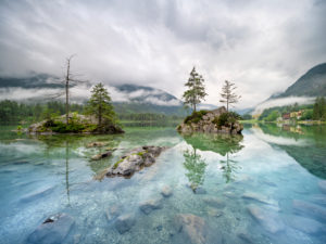 Deutschland, Bayern, Nationalpark Berchtesgaden, Am Hintersee, tief hängende Regenwolken verhüllen die Berge Deutschland, Bayern, Nationalpark Berchtesgaden, Am Hintersee, tief hängende Regenwolken verhüllen die Berge